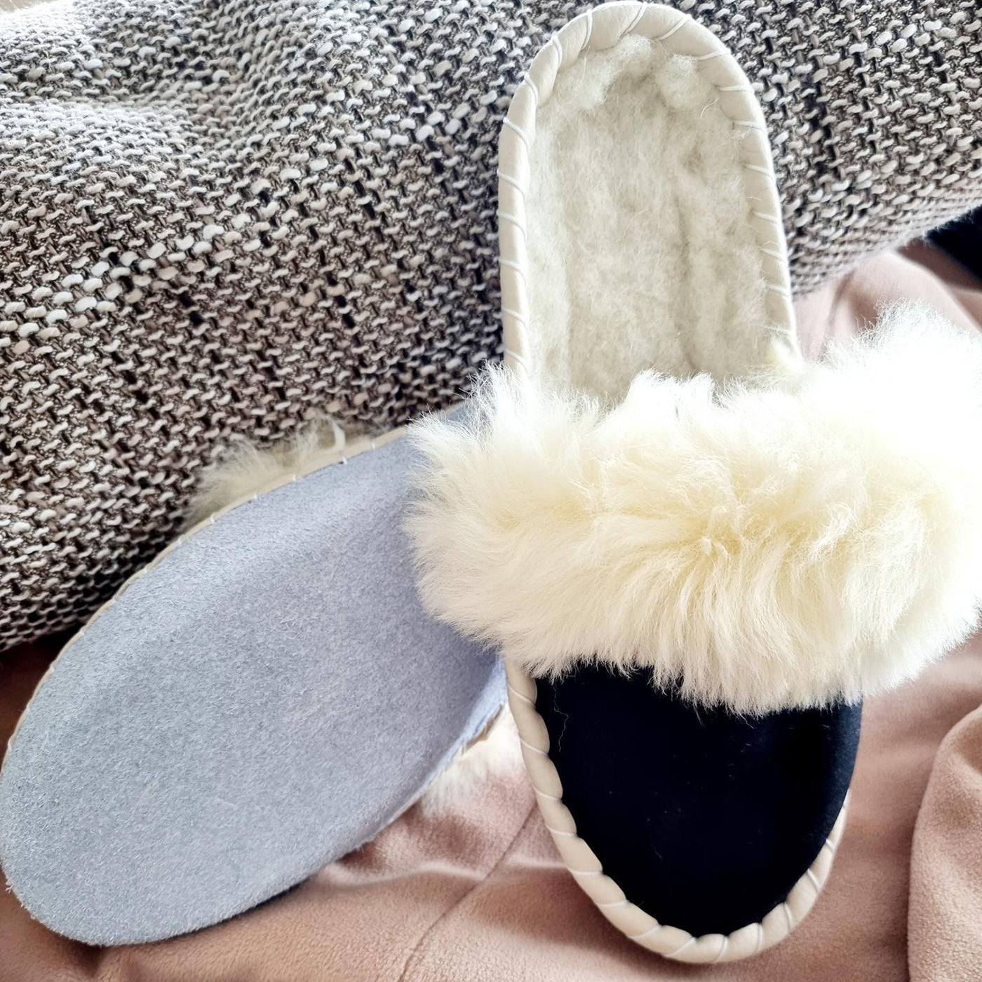 warme pantoffeln mit natürlicher Schafwolle schwarz-wollweiss Ansicht mit Unterseite Sohle