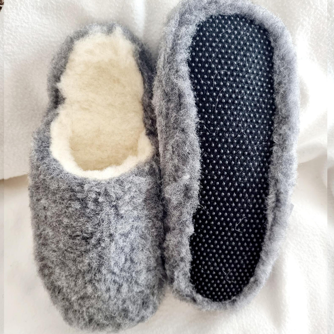 warme Pantoffeln aus Schafwolle Farbe grau mit Sohlenfoto