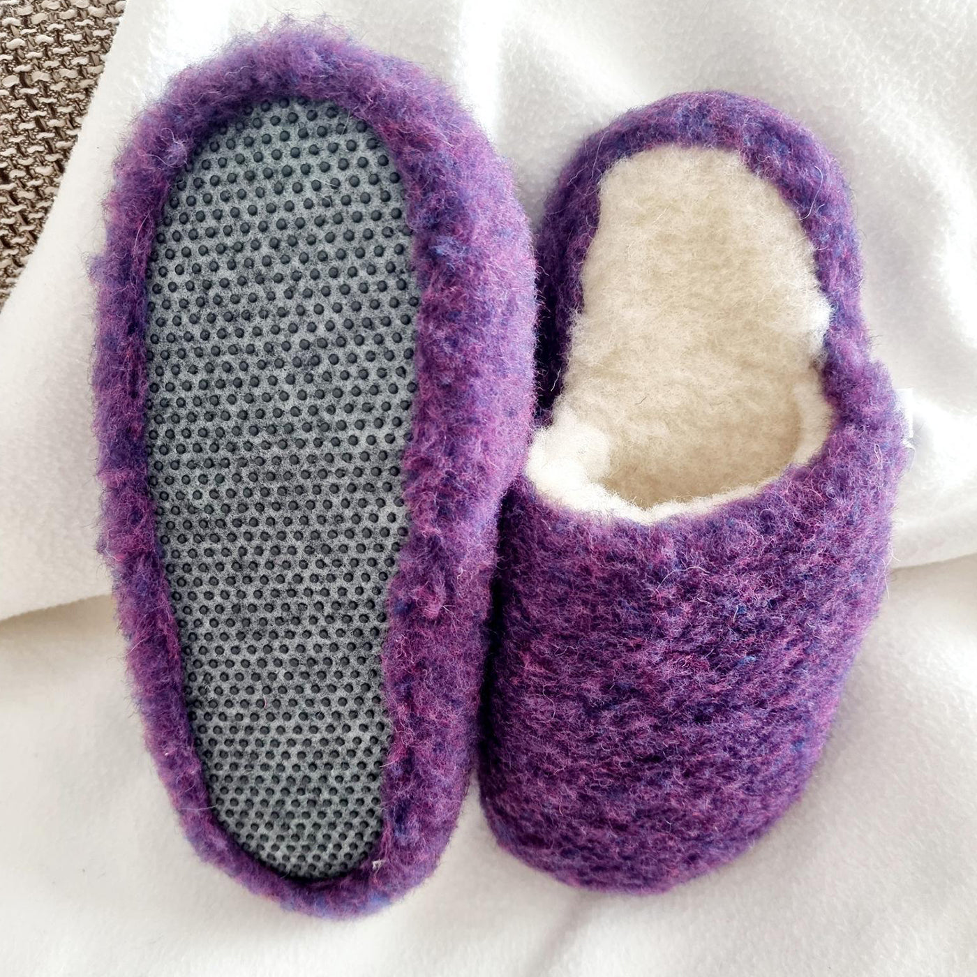 warme Pantoffeln aus Schafwolle Farbe lila mit Sohlenfoto